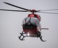 Symbolbild: Stefan Sauer/dpa
Ein Rettungshubschrauber fliegt über den Flugplatz eines Krankenhauses.