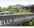 Bild: Gabi Schönberger
Das Elly-Heuss-Gymnasium in Weiden ist nur eine Schule von vielen in Weiden und dem Landkreis Neustadt/WN, die die Auswirkungen der Coronapandemie im Alltag immer noch spürt – auch bei der Zahl der Anmeldungen.