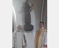 Bild: gis
Pfarrer Ferdinand Weinberger (rechts) und Kirchenpfleger Manfred Prechtl mit der Figur des heiligen Antonius, der in der Kirche einen neuen Platz gefunden hat.