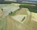 Bild: bey
Die grau erscheinende Fläche in der linken oberen Bildhälfte wird als Solarpark "Am Hardt" ausgewiesen werden. An der rechten oberen Grundstücksecke grenzt das Schulbiotop an. Im Hintergrund (rechts) ist der Ortsteil Schwand zu erkennen.
