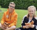 Bild: ero
Austausch auch kulinarisch: Kiliann Cappelletti aus Frankreich und Alexia Frescher tauschen elf Wochen Croissant und Brez`n.