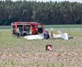 Bild: Daniel Löb/dpa
Die Trümmer eines Kleinflugzeug, das im Landeanflug auf den Flugplatz bei Gauchsdorf abgestürzt ist.