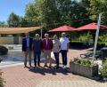 Bild: Mohles, Stadt Auerbach/exb
Mitglieder des Vorstandes der Bad- und Hallengesellschaft übergeben neue Sonnenschirme für das Freibad in Auerbach. Im Bild von links Bürgermeister Joachim Neuß, Beisitzer Rudolf Achatz, Vorsitzender Franz Steubl, Kassier Hans Kormann und Zweiter Bürgermeister Norbert Gradl, zugleich Vize bei der Bad- und Hallengesellschaft.
