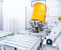 Bild: Bernd Schoenfelder/IEM
Photogrammetrische Fassinspektion heißt die Hightech-Anlage der Firma IEM. Das Gerät „scannt“ und checkt von allen Seiten jene Fässer, in denen schwach- und leicht radioaktive Abfälle eingelagert werden: möglichst für Jahrtausende.
