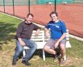 Bild: hai
Sitzbänke sind allerorts Mangelware. Auch auf der Tennisanlage der Tennisfreunde. Zur Freude von Vorsitzenden Norbert Schecklmann (rechts, mit Bürgermeister Alexander Goller) hat die Gemeinde für erste Abhilfe gesorgt.