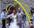 Bild: fks
Die frisch verheirateten Stephanie und Martin Kastner zogen aus der Peterskriche aus und die Feuerwehr Erbendorf stand Spalier, ganz traditionell mit einem Feuerwehrschlauchtunnel.