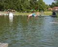 Bild: dob
Hochbetrieb herrschte an diesem heißen Sommerwochenende im Naturfreibad Vohenstrauß. Stadtrat Bernd Koller köpfelt ins Wasser.