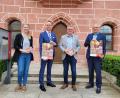 Bild:  Kerstin König/exb
Sie fiebern dem Stadtlauf am Samstag entgegen: (von links): Organisatorin Nina Mutzbauer, Sparkassen-Vorstandsvorsitzender Thomas Pickel, Bürgermeister Michael Göth und Sparkassen-Vorstandsmitglied Alexander Düssil.