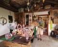 Bild: Portner
Margit Roiger, Floristmeisterin und Gestaltpädagogin, fühlt sich in ihrer gemütlichen Naturwerkstatt sehr wohl.