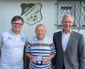 Bild: Stefanie Gradl
Vorsitzender Stefan Weiß (links) vom 1. FC Schlicht und Zweiter Bürgermeister Thorsten Grädler gratulieren Michael Gradl zum 95. Geburtstag.