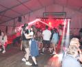 Bild: flt
Jung und alt gesellte sich zur Musik der Band "Waidler Wahnsinn" vor die Bühne. Beim Schützenfest zur Einweihung des modernisierten Schießstandes der Schützengesellschaft 1861 Wildenau wurde ausgiebig gefeiert.