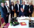 Bild: Martin Preuß/exb
Bischof Stefan Oster (sitzend) beim Eintrag ins Goldene Buch der Stadt Amberg.
