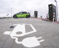 Symbolbild: Frank Molter/dpa
Ein Elektroauto steht an einer Ladestation auf einem Rastplatz.