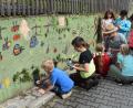 Bild: bnr
Mit Begeisterung bemalten die Schüler der Grundschule die Betonwand am Dorfladen. Angeleitet wurden sie dabei von Ernst Zimmerer.