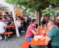 Bild: bsc
Beste Stimmung herrschte beim 13. Weinfest des Schützenvereins Frauenreuth. Die lauschige Samstagnacht bescherte dem Veranstalter eine proppenvolle Weinlaube, die im Biergarten des Vereinslokals „Goldener Engel“ geschaffen worden war.