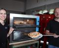 Bild: kro
Luisa Prockl und Sebastian Gradl präsentieren leckere Pizza aus dem Pizzaofen.