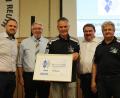 Bild: fks
Die "Silberne Raute" wird das Vereinsheim des TSV Reuth für weitere fünf Jahre zieren. Ehrenamtsbeauftragter Christoph Kellner (links) übergab sie dem TSV-Vorsitzenden Peter Schieder (rechts) zum zweiten Mal. Mit dabei auch BFV-Bezirksvorsitzender Thomas Graml (Zweiter von links), TSV-Ehrenamtsbeauftragter Albert von Podewils (Mitte) und BFV-Kreisvorsitzender Albert Kellner (Vierter von links).