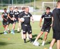 Bild: Venzl
Trainer Markus Kipry (Dritter von rechts) bat die Spieler der DJK Gebenbach am Dienstagabend zum Anschwitzen.