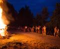 Bild: Georg Hirmer
Das Johannisfeuer des Pirker Kirwavereins lodert hell, Pfarrer Jaison Thomas erteilt den Segen, die Hulzstoussboum spielen zünftig auf.