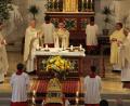 Bild: kro
Zum Kapiteltag in der Stadtpfarrkirche Tirschenreuth waren zahlreiche Gläubige und Geistige aus dem Dekanat Tirschenreuth-Wunsiedel vertreten. Das Bild zeigt sieben Konzelebranten, die um den Altar versammelt waren.