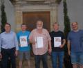 Bild: pop
Dritter Bürgermeister Mathias Huger (links) freut sich mit den geehrten Sportlern (weiter von links): Josef Kaltner, Peter Meyer, Martin Birner. Gleiches gilt für stellvertretenden Abteilungsleiter Jürgen Roggenhofer (rechts).