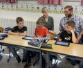 Bild: hir
Die Schüler der Landgraf-Ulrich-Schule erkundeten die vier Tablets, die der Förderverein für die Schulbücherei beschafft hat.