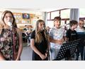 Bild: Susanne Forster
Mia Saller (links) und weitere Sängerinnen und Sänger der Bandklasse 6 GTKa der Mittelschule Waldsassen. Die Schüler erreichten bei einem Musikwettbewerb mit einem selbst produzierten Video den ersten Platz in der Kategorie "6. Klassen".