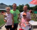 Bild: TC Schanzl/exb
Ida Schopper (rechts vorne) vom TC Amberg am Schanzl belegte in der U12 den zweiten Platz, Siegerin wurde hier Lena Büchele (links vorne, Aalener Sportallianz). Schanzl-Vorsitzender Norbert Henn (links) und Günter Simmerl (rechts) gratulierten.
