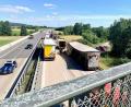 Bild: Gabi Schönberger
Bei einem der verunfallten Lkw ist die Seite des Hängers aufgerissen. Die Bergung der tonnenschweren Fahrzeuge, darunter ein Bus und mehrere Lkw, zog sich stundenlang hin.