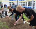 Bild: bnr
Die Aussaat der Samenkörner will gelernt sein. Wildlebensraumberater Balduin Schönberger zeigte den Schülern der Naabtal-Realschule, wie es richtig gemacht wird.