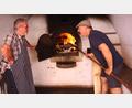Bild: zer
Auch in größter Hitze gut gelaunt am Backofen: Links Rudi Kreuzer und rechts Karl Heinz Thoma.