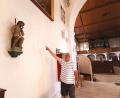 Bild: Portner
Mesner Josef Bayer zeigt in der Schönseer Pfarrkirche auf die Stelle, wo die gestohlene Madonnenfigur aus der Wand gerissen wurde.