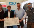 Bild: kro
3000 Euro spendete die CSU Tirschenreuth an das Hilfswerk der Lions Tirschenreuth für die unermüdliche Versorgung der Ukraine mit Medikamenten und medizinischen Hilfsmitteln. Bei der Übergabe dabei waren (von links) Bürgermeister Franz Stahl, Distrikt-Governor Franz Göhl, CSU-Ortsvorsitzender Huberth Rosner und Lions-Präsident Volker Höcht.