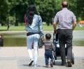 Symbolbild: Sebastian Kahnert/dpa
Die Arbeitsagentur Weiden geht neue Wege: Sie will an Spielplätzen aktiv auf junge Familien zugehen und diese über den Wiedereinstieg in den Beruf beraten.