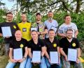 Bild: stg
Urkunden gab es für Alexander Schupfner, Marcus Völkl, Alexander Wegmann, Christian Böll, Michael Breitengraser (stehend von links), Alexander Schnabel, Florian Böll, Harry Schupfner und Volker Lukas (sitzend von links).