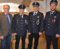 Bild: jr
Neuer Kommandant der Feuerwehr Neudorf-Rosenbühl ist Martin Wölfl (Zweiter von links). Er löst Markus Stock (Zweiter von rechts) ab, der vier Jahre das Amt innehatte. Vorsitzender Andreas Häckl (rechts) und Bürgermeister Max Bindl gratulierten dem Nachfolger und dankten dem bisherigen Kommandanten für seine Arbeit.