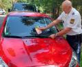 Bild: Polizeiinspektion Tirschenreuth/exb
Erster Polizeihauptkommissar Günther Burkhard klemmt ein Flugblatt an die Windschutzscheibe eines parkenden Autos beim Rothenbürger Weiher.