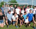 Bild: br
Vier Mannschaften standen sich beim Kleinfeldfußballturnier als Premiere auf dem Kunststoffrasenplatz gegenüber. Unser Bild zeigt die am Turnier angetretenen Mannschaften, (vorne knieend) als Sieger die Kicker von „namenlos grandios“ sowie (hinten von links), Familienbeauftragter Dr. Markus Seufert und Bürgermeister Johannes Schmid.