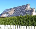 Symbolbild: Gabi Schönberger
Nicht jeder kann ein Dach mit Solarmodulen vollpflastern. Aber alle, die zumindest eine Terrasse haben, können mit Sonnenenergie Strom erzeugen.