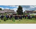 Bild: Umweltstation Waldsassen/exb
Gemeinsam mit der Umweltstation Waldsassen und dem Obst- und Gartenbauverein erschaffen die siebten Klassen eine knapp 30 Meter lange Hecke auf ihrem Schulholf.