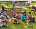 Bild: soj
Mit Spannung verfolgten die Kleinen die Lesung im Freibad.