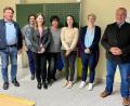 Bild: Doris Bauer/exb
Bürgermeister Josef Deichl (rechts) und sein Stellvertreter Andreas Altmann (links) gratulierten dem neuen Vorstand mit (von links) Silke Hierl, Claudia Pösl, Anita Graf, Katharina Tölg und Doris Bauer.