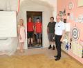Bild: njn
Türen zwischen den Klassenzimmern sollen im ganzen Schulgebäude einen zweiten Fluchtweg schaffen. Auf dem Bild Rektorin Sabine Graser (links) sowie (von rechts) Bürgermeister Johannes Reger, Hausmeister Armin Brack sowie von der Bauausführenden Firma Martin Janner (Zweiter von links) mit Mitarbeiter.