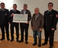 Bild: gi
Im Namen des Kriegervereins überreicht Vorsitzender Hans Höcker (Mitte) eine Spende in Höhe von 1000 Euro. Der Vorsitzende der Wehr, Christoph Hanauer (rechts), und erster Kommandant Peter Hartinger (links) dankten im Namen der Wehr. Mit dabei auch die beiden Vereinskassiere Klaus Hartinger und Karl Meiller.