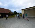 Bild: bey
Ortstermin für den Gemeinderat in Kotzenbach. Links das Tor des Stadels, durch das die Lkw beim An- und Abtransport von Holz bzw. Dachstühlen fahren müssten.