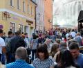 Archivbild: Huber
Der Platz vor Ottmanns Genusswelt gilt als die "Taille der Altstadt". Klar, dass es dort am Altstadtfest besonders eng zugeht.