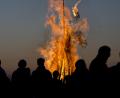 Symbolbild: Patrick Seeger/dpa
Öffentliche Johannisfeuer werden in diesem Jahr wegen der Waldbrandgefahr in einigen Orten abgesagt.