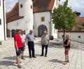 Bild: mis
Vorsitzender Stefan Sauerer, Kassier Jürgen Wicha, Vorstandsmitglied Karl Beer, Beisitzer Max Meier und Zweite Bürgermeisterin Irene Ehemann vor dem Stadtmuseum Zehentstadl in Nabburg. Mit Führungen des Fremdenverkehrsvereins, wie Irene Ehemann sie anbietet, bekommt man noch einiges mehr von der Stadt zu sehen.