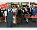 Archivbild: wro
Das erste Bierfass wird am Samstag gegen 19 Uhr angezapft. Diese Aufgabe übernimmt Bürgermeister Wolfgang Braun (vorne links). Zuletzt fand das Bürgerfest im Juni 2018 statt. Mit dabei die Andreas-Hofer-Schützen aus der Partnergemeinde Sankt Leonhard im Passeiertal.