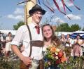 Bild: no
Das glückliche Oberkirwapaar Luis Knarr und Sarah Müller umsäumt von den Moilan und Boum, die ihnen Beifall spenden.